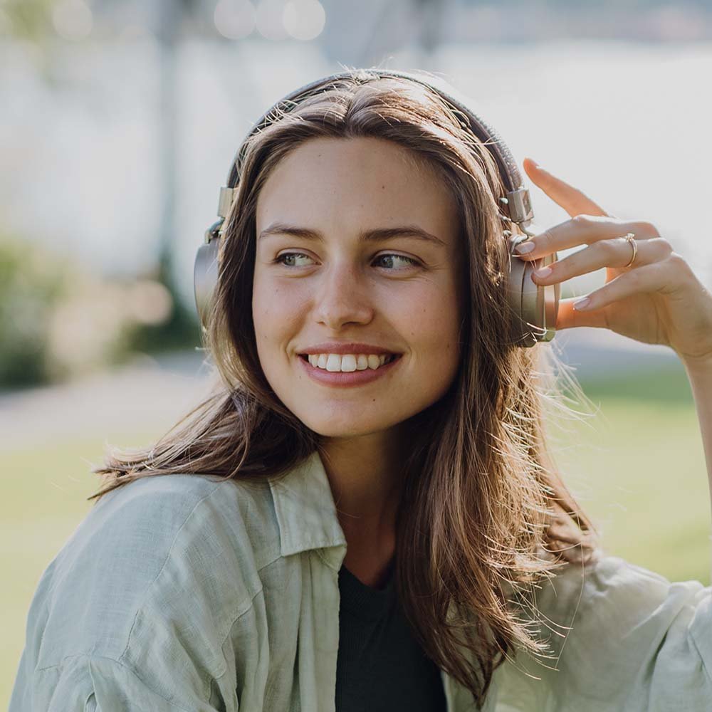 portrait of young woman listening music trough hea 4pdxgcw.jpg