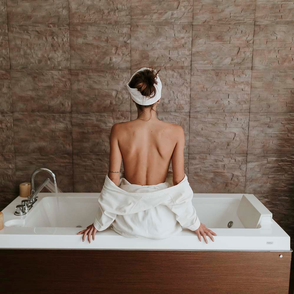 young woman in the jacuzzi of a spa dzy55na.jpg
